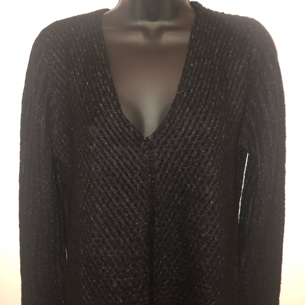 NWT black and white vneck sweater. Sz L
